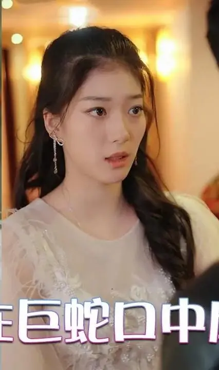 《我在巨蛇口中成神》：绝境求生，人性与神性的史诗